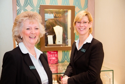 New York City girls Diane Harris, left, and Julie Richards.